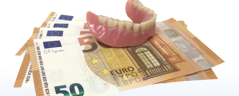 Zahnerkrankungen stellen nicht nur ein gesundheitliches Problem dar, sondern haben auch erhebliche wirtschaftliche Auswirkungen. Laut einer Studie der Weltgesundheitsorganisation (WHO) und des FDI World Dental Federation belaufen sich die direkten und indirekten Kosten von Zahnerkrankungen weltweit auf schätzungsweise 442 Milliarden US-Dollar pro Jahr. Diese Summe beinhaltet sowohl die Kosten für die medizinische Behandlung als auch die durch Arbeitsausfall entstandenen Kosten.