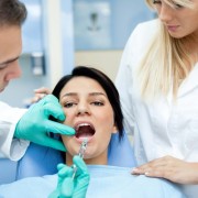 Zahnarzt verabreicht eine Spritze