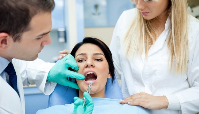 Zahnarzt verabreicht eine Spritze