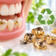 Das Titelbild zeigt Zähne mit goldhaltigen Kronen und Inlays sowie bereits entfernte Kronen, Brücken und weitere Dentallegierungen. Im Hintergrund symbolisieren ein Recyclingzeichen, eingeschmolzenes Metall und Goldbarren die fachgerechte Aufbereitung und Rückgewinnung wertvoller Edelmetalle. Die Darstellung veranschaulicht den Weg von ausgedientem Zahnersatz zum wiederverwertbaren Rohstoff und unterstreicht den materiellen und ökologischen Wert des Recyclings von Dentalgold.